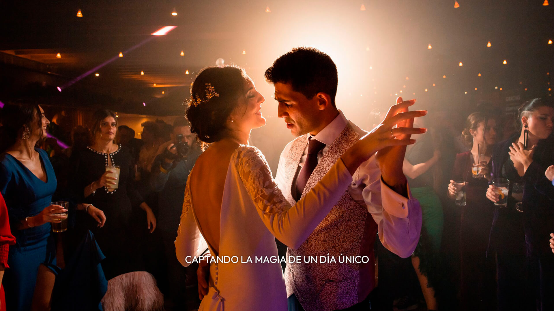 Fotógrafo de bodas capturando momentos especiales